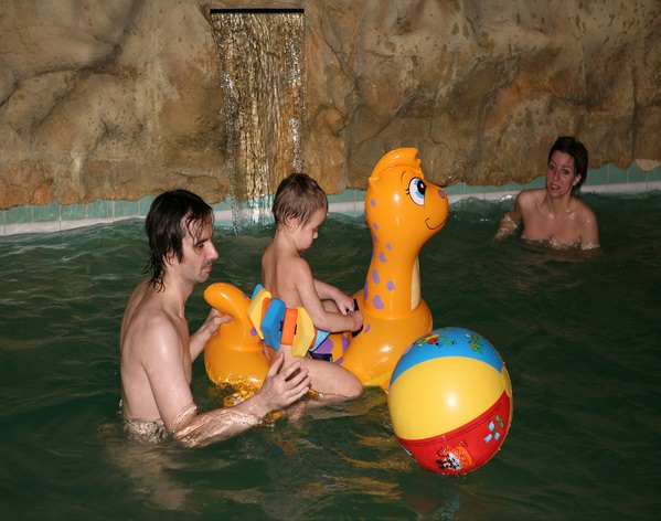 Zdjęcia rodzinny nudyzm premium dorośli i młodzi nudyści w basenie (set 13) | Photo family nudism premium adults and young nudists in the pool