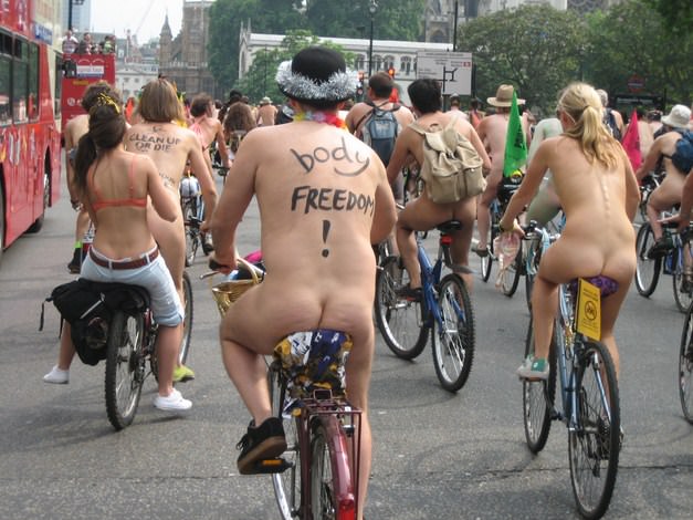 Nudystów sport, wyścig rowerowy przez miasto | Nudist sport, bicycle race through the city Nudystów sport, wyścig rowerowy przez miasto | Nudist sport, bicycle race through the city